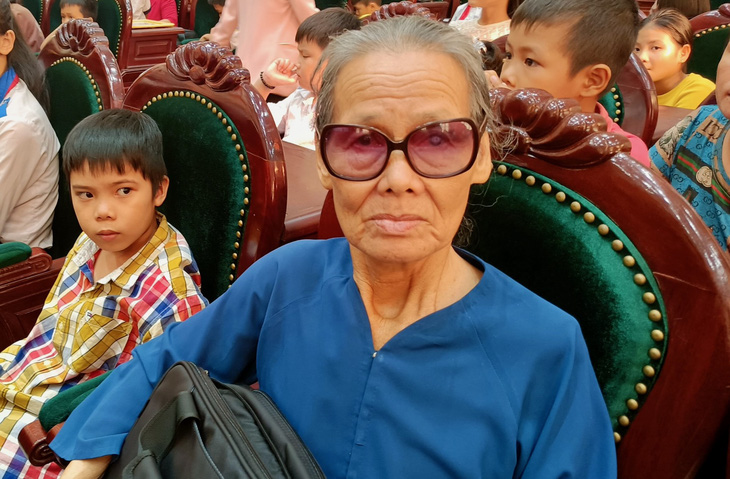 Em Nguyễn Võ Vụ Hạo cùng bà ngoại tại chương trình &quot;Hải quân nhận đỡ đầu con ngư dân&quot; - Ảnh: MINH CHIẾN