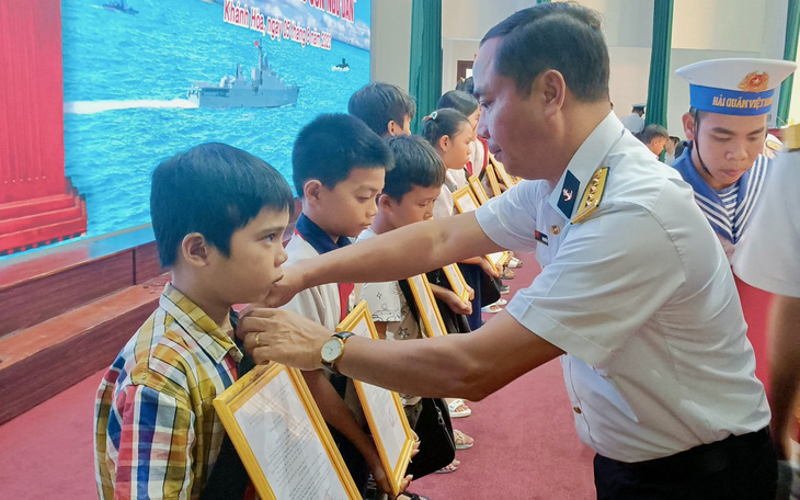 Hải quân đỡ đầu con ngư dân 4 tỉnh Nam Trung Bộ