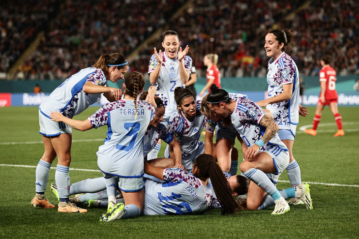 Niềm vui của tuyển nữ Tây Ban Nha sau khi ghi bàn vào lưới Thụy Sĩ - Ảnh: REUTERS