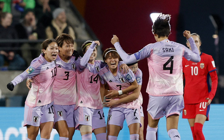 Niềm vui của các cô gái Nhật Bản sau khi ghi bàn vào lưới Na Uy - Ảnh; REUTERS