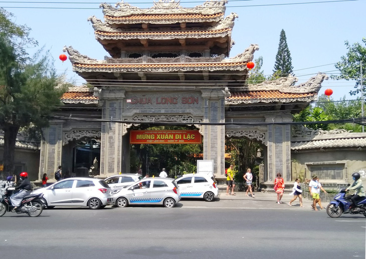 Chùa Long Sơn và tượng Phật trắng trên đồi Trại Thủy là điểm tham quan du lịch nổi tiếng của Nha Trang, Khánh Hòa - Ảnh: PHAN SÔNG NGÂN