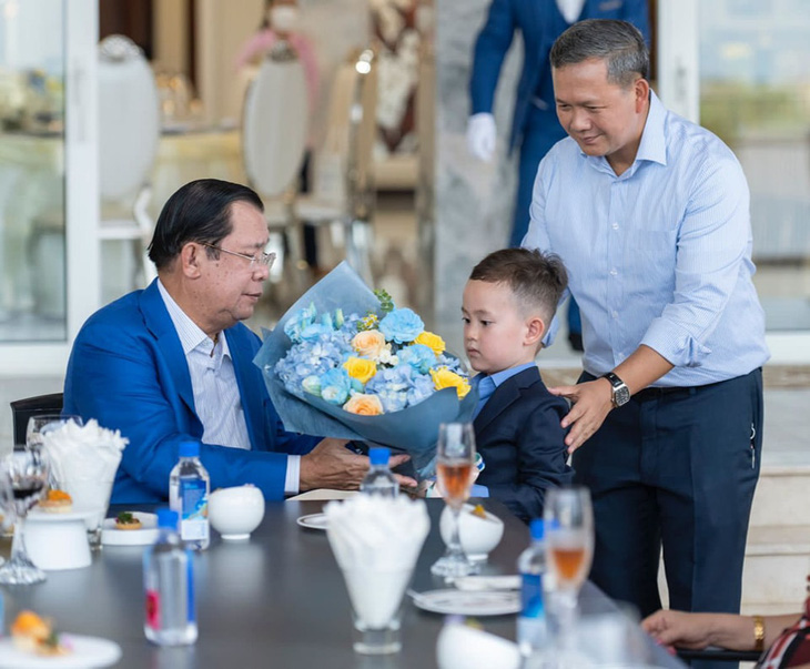 Ông Hun Manet (phải) đăng ảnh con trai tặng hoa mừng sinh nhật ông nội Hun Sen - Ảnh: Facebook