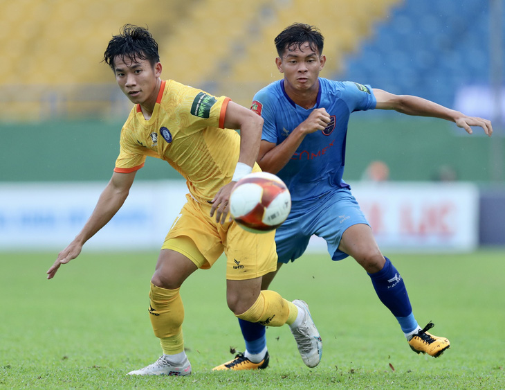 CLB Khánh Hòa (áo vàng) đã sớm trụ hạng nên tung nhiều cầu thủ trẻ vào sân thi đấu với B.Bình Dương - Ảnh: HOÀNG TUẤN