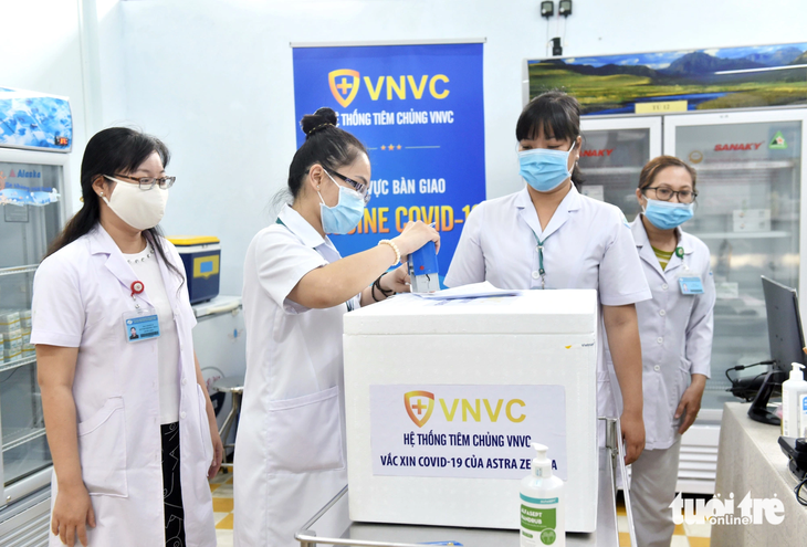 Sáng 8-3-2021, những mũi vắc xin đầu tiên được Trung tâm tiêm chủng VNVC bàn giao cho Bệnh viện Bệnh nhiệt đới TP.HCM - Ảnh: DUYÊN PHAN