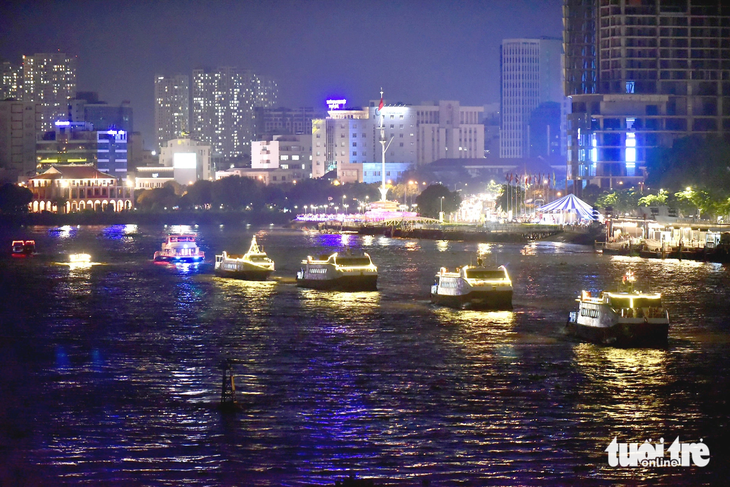 Du thuyền, tàu du lịch, tàu nhà hàng diễu hành trên sông Sài Gòn tối 4-8 - Ảnh: T.T.D.
