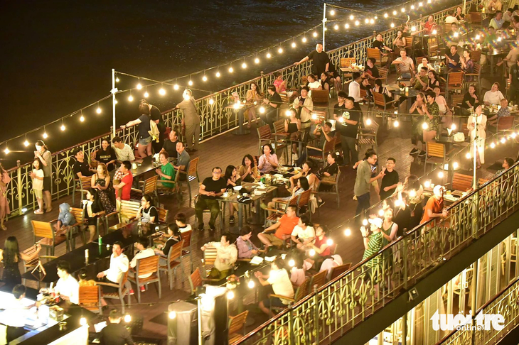 Du khách trên tàu nhà hàng, thưởng ngoạn cảnh đẹp Sài Gòn - TP.HCM về đêm - Ảnh: T.T.D.