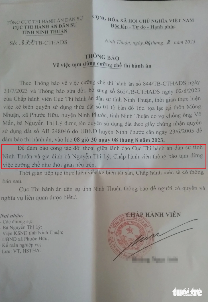 Thông báo về việc tạm dừng cưỡng chế thi hành án để đảm bảo đối thoại giữa lãnh đạo Cục Thi hành án dân sự tỉnh Ninh Thuận và gia đình bà Nguyễn Thị Lý - Ảnh: DUY NGỌC