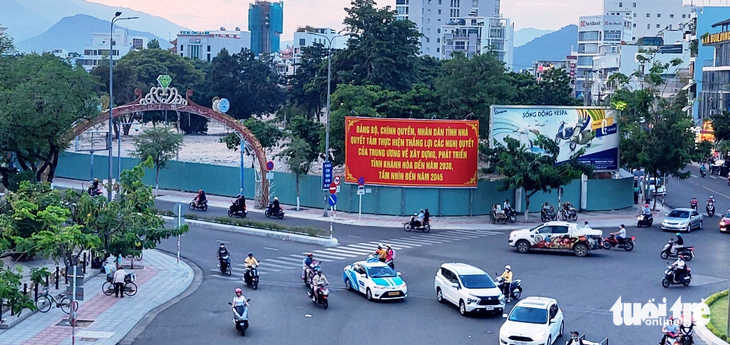 Khu đất dự án Cung Văn hóa thiếu nhi tỉnh Khánh Hòa ngay ngã sáu TP Nha Trang đang rào vây kín sau khi động thổ, không tiến hành xây dựng - Ảnh: PHAN SÔNG NGÂN