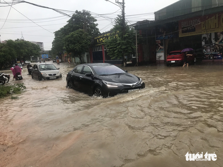 Mưa lớn kéo dài từ 9h30 sáng 5-8 khiến nhiều tuyến phố tại TP Thái Nguyên ngập sâu - Ảnh: ĐỖ THẮNG