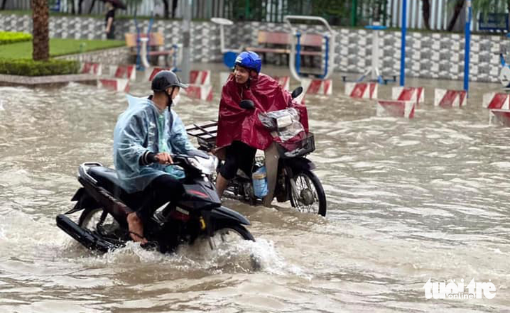 Chiều 3-8, mưa lớn cũng gây ngập úng tại nhiều tuyến phố của TP Thái Nguyên - Ảnh: ĐỖ THẮNG
