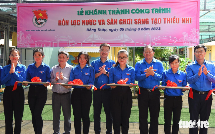 Đại biểu cắt băng khánh thành công trình bồn lọc nước và sân chơi sáng tạo cho thiếu nhi - Ảnh: ĐẶNG TUYẾT