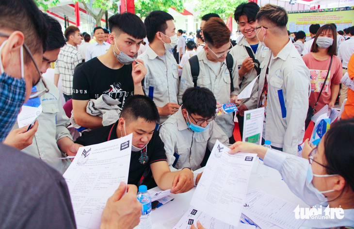 Người trẻ đổ xô tìm việc tại một phiên giao dịch việc làm lưu động tại Hà Nội - Ảnh: HÀ QUÂN