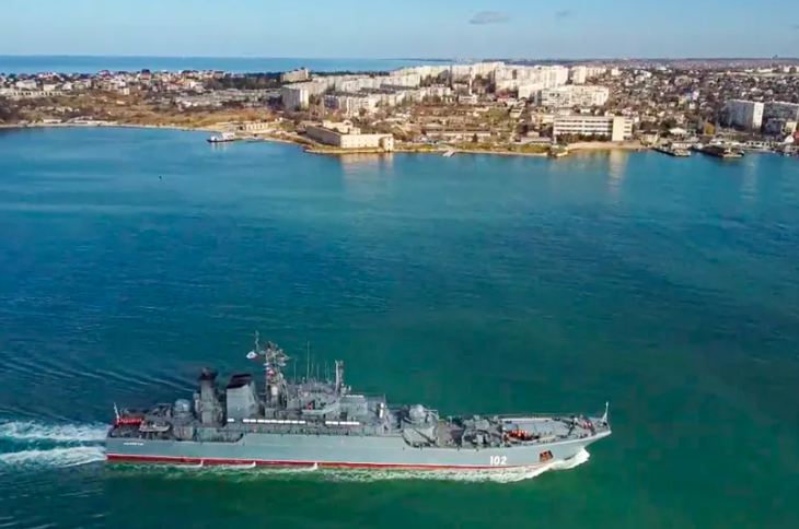 Tàu Kaliningrad của hải quân Nga tiến vào cảng Sevastopol ở Crimea trong ảnh chụp hồi năm 2022 - Ảnh: AP