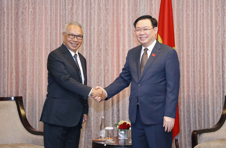Chủ tịch Quốc hội Vương Đình Huệ (phải) tiếp Chủ tịch Tập đoàn Ciputra Budiarsa Sastrawinata - Ảnh: Quochoi.vn