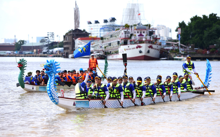 Lễ hội Sông nước: Đua thuyền, lướt ván khuấy động sông Sài Gòn