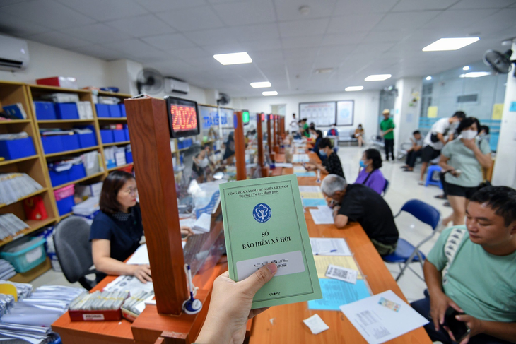 Người dân làm thủ tục tại Bảo hiểm xã hội quận Ba Đình, Hà Nội - Ảnh: NAM TRẦN