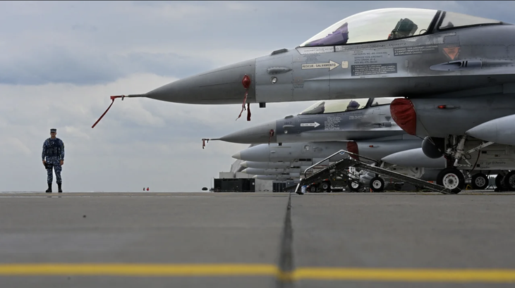 Các tiêm kích F-16 của Bồ Đào Nha và Romania trên sân đỗ khi được huy động tập trận hôm 4-7-2023 - Ảnh: AFP