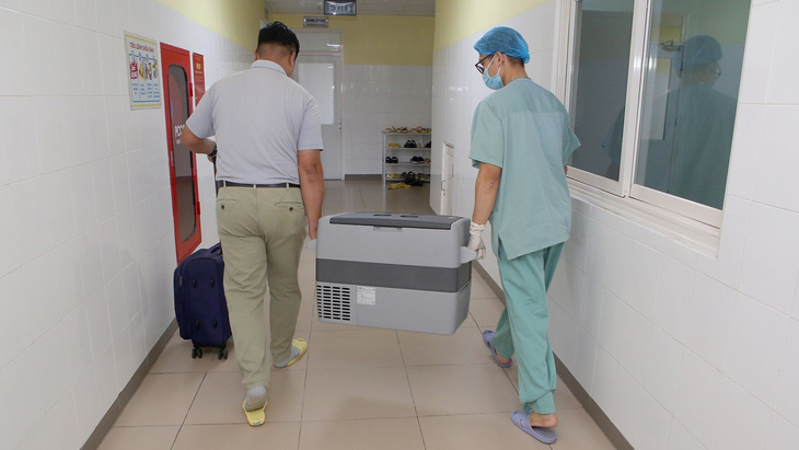 Gan của anh H. sau khi được hiến đã được đưa ra sân bay để bay ra Hà Nội ghép cho một bệnh nhân suy gan - Ảnh: THƯỢNG HIỂN