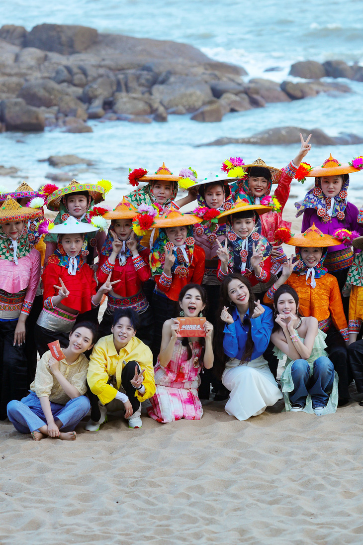 Chi Pu và dàn khách mời được rất nhiều người bản địa chào đón trong trang phục truyền thống đẹp mắt.