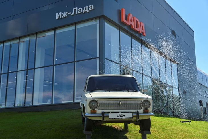 Một chiếc Lada cổ điển được trưng bày trước showroom hãng ở thành phố Izhevsk - Ảnh: Reuters