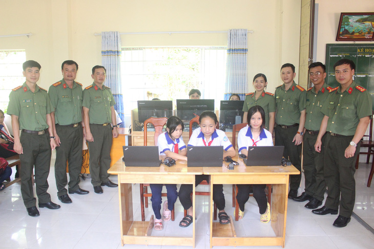 Các em học sinh ở Trường THCS An Sơn vui vẻ thao tác trên laptop để tìm kiếm tài liệu học tập - Ảnh: QUỐC TRƯƠNG