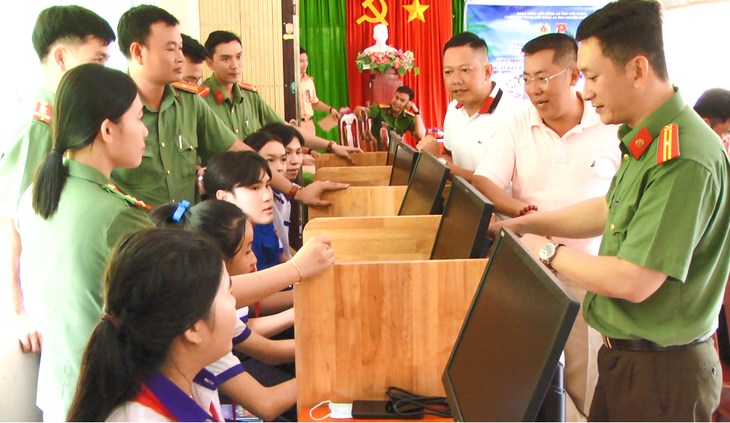 5 chiếc máy vi tính để bàn được Đoàn thanh niên Công an tỉnh Kiên Giang lắp đặt ở Trường THCS An Sơn, phục vụ cho các em học sinh học tập - Ảnh: QUỐC TRƯƠNG