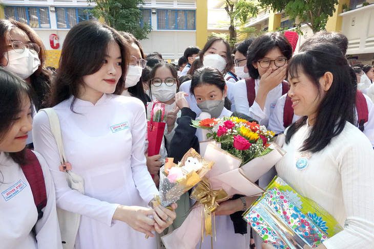 Học sinh Trường THPT Bình Phú, quận 6, TP.HCM tặng hoa và quà chúc mừng cô giáo nhân Ngày Nhà giáo Việt Nam 20-11 - Ảnh: NHƯ HÙNG