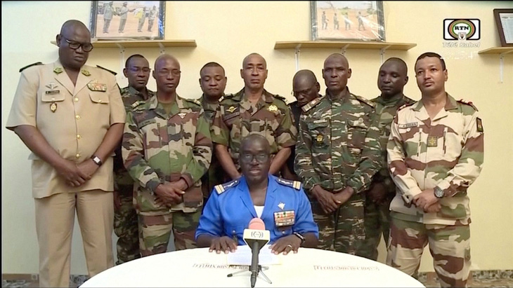 Người phát ngôn của Hội đồng Quốc gia bảo vệ Tổ quốc (CNSP), ông Amadou Abdramane (áo xanh) tuyên bố đảo chính - Ảnh: REUTERS