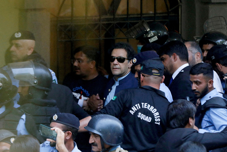 Cựu thủ tướng Pakistan Imran Khan được an ninh và cảnh sát hộ tống tới tòa án hồi tháng 5-2023 - Ảnh: REUTERS