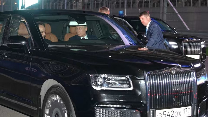 Tổng thống Vladimir Putin trên chiếc Aurus Senat, được xem là "Rolls-Royce của người Nga". Chiếc ô tô nội địa này cũng được chọn để làm "xe tổng thống" - Ảnh: Drive