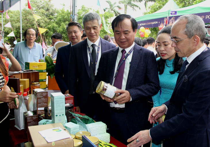 Ông Võ Văn Hưng - chủ tịch UBND tỉnh Quảng Trị giới thiệu với đoàn Đại sứ quán Thái Lan những sản phẩm đặc trưng được sản xuất tại Quảng Trị - Ảnh: Q.NAM