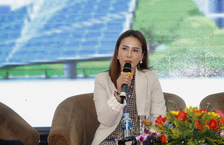 Bà Krittiya Petsee - chuyên gia cao cấp về phân tích chính sách và kế hoạch, Trưởng phòng hợp tác quốc tế chiến lược, Ban Quan hệ quốc tế Bộ Năng lượng Thái Lan tham gia đối thoại tại hội nghị - Ảnh: Q.NAM