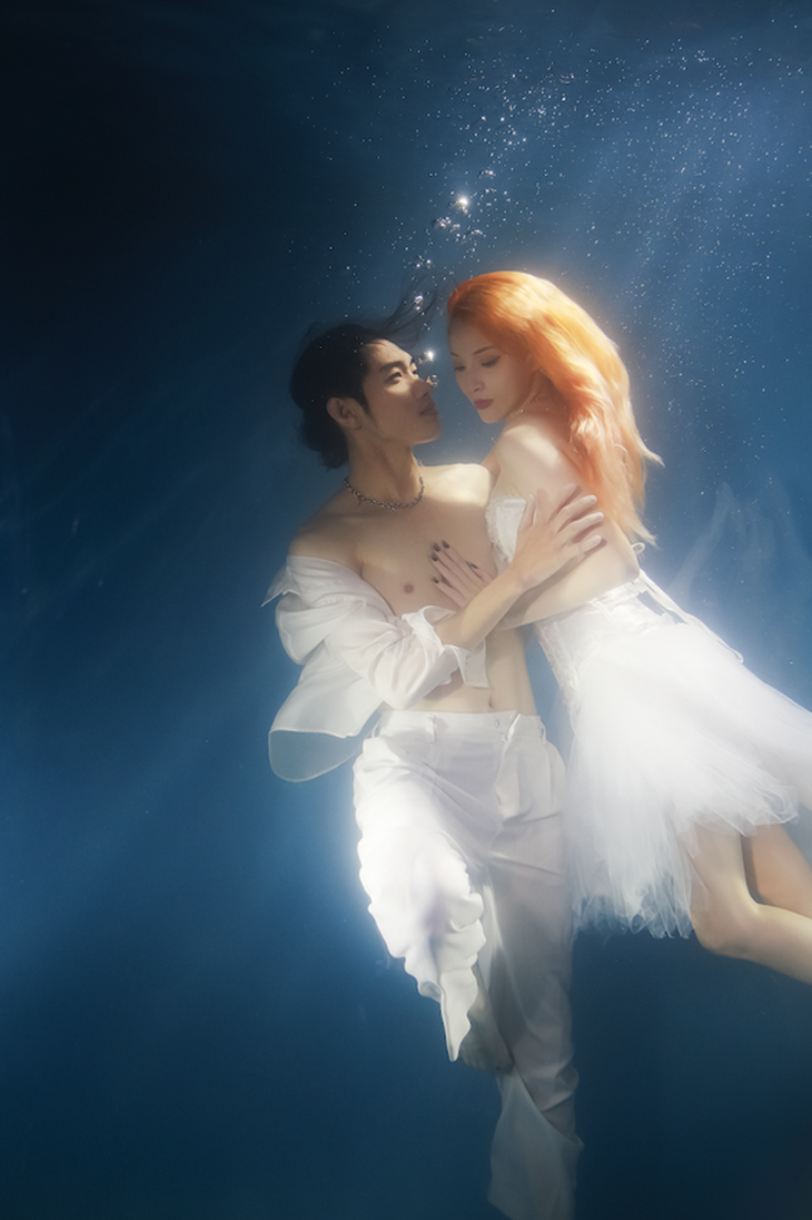 Bộ ảnh chụp dưới nước vừa ra mắt chính là ý tưởng lãng mạn của Quang Đăng và người yêu của mình.
