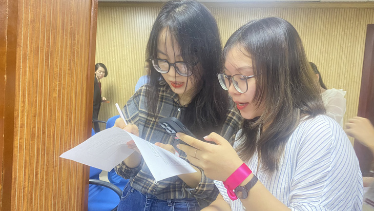 Học sinh, sinh viên Hà Nội dự sự kiện 'Hạ cánh nơi Anh' tìm hiểu cơ hội, kinh nghiệm đi du học tại Anh - Ảnh: BẢO KHANH