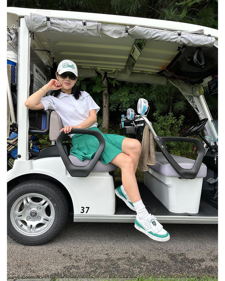 Son Ye Jin khoe ảnh chụp tại sân golf
