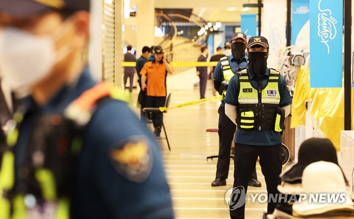 Cảnh sát giám sát an ninh tại hiện trường vụ tấn công bằng dao ở một trung tâm thương mại tại thành phố Seongnam, tỉnh Gyeonggi hôm 3-8 - Ảnh: YONHAP