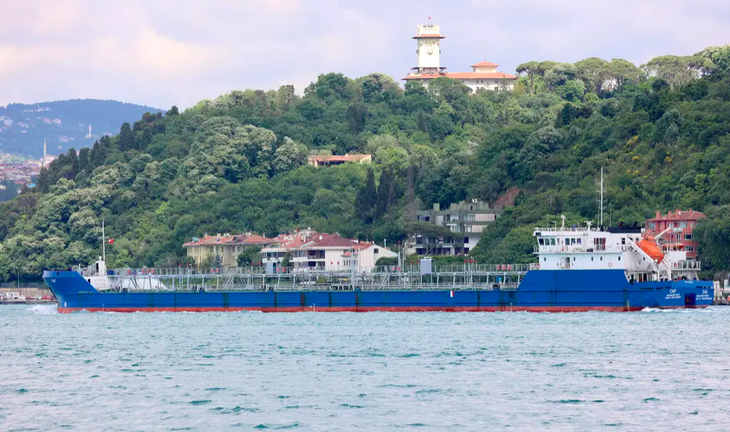 Tàu chở dầu Sig (treo cờ Nga) đi qua eo biển Bosporus ở Istanbul, Thổ Nhĩ Kỳ năm ngoái - Ảnh: REUTERS