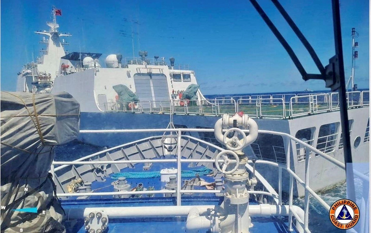 Philippines tố tàu hải cảnh Trung Quốc dùng vòi rồng bắn vào tàu tiếp tế của Philippines hôm 5-8 - Ảnh: REUTERS/PCG