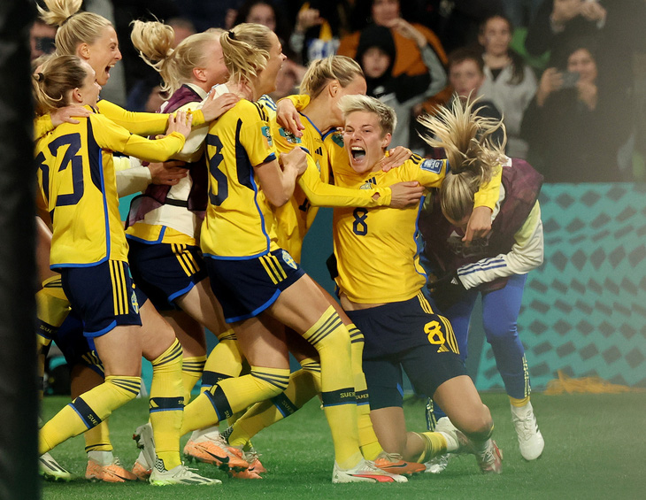 Niềm vui của Thụy Điển sau khi giành vé vào tứ kết - Ảnh: Reuters