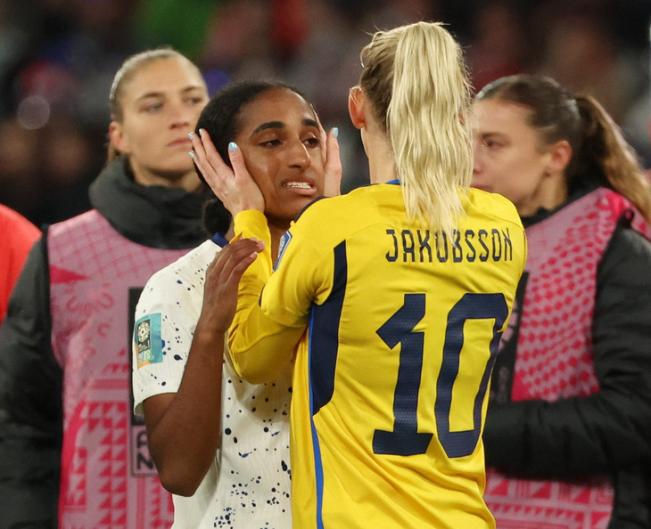 Sofia Jakobsson (Thụy Điển) an ủi cầu thủ tuyển Mỹ Naomi Girma sau chiến thắng - Ảnh: Reuters