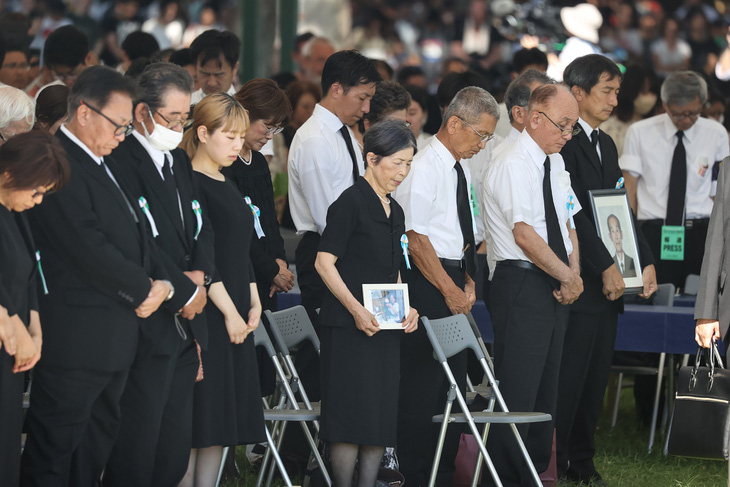 Phút mặc niệm cho các nạn nhân trong vụ Mỹ ném bom nguyên tử xuống Hiroshima - Ảnh: AFP