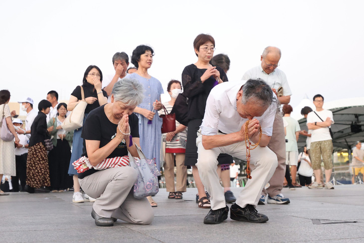 Hàng nghìn người đã đến cầu nguyện cho những nạn nhân tại Công viên tưởng niệm hòa bình ở Hiroshima - Ảnh: AFP