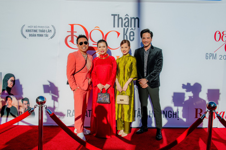 Nghệ sĩ hài Hoài Lâm, Kristine Thảo Lâm, ca sĩ Sunny Đan Ngọc và diễn viên Đoàn Minh Tài (từ trái qua)