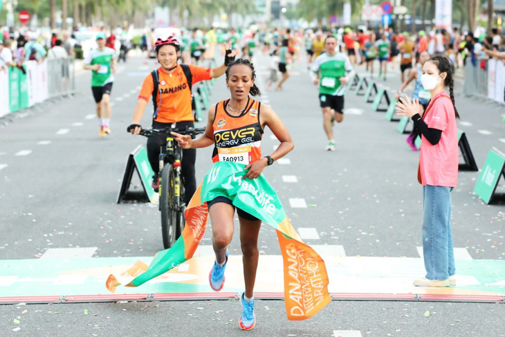 Vận động viên Birehan Marta Tinsae, người Ethiopia, giành chức vô địch cự ly 42km nữ với thành tích 2:58:26 - Ảnh: L.N.