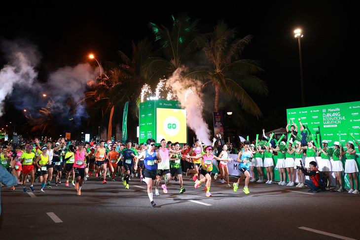 Các vận động viên trong nước và quốc tế khởi động Giải marathon quốc tế Đà Nẵng 2023 - Ảnh: L.N.