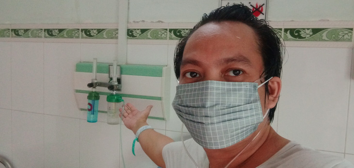 Đây là hình ảnh tôi tự selfie 2 năm trước, khi được điều trị COVID-19 tại Bệnh viện Phạm Ngọc Thạch. Lúc này tôi đã gần được xuất viện