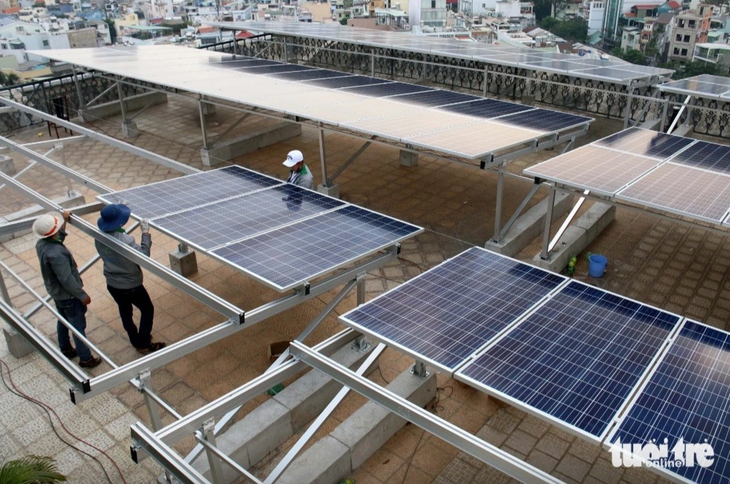 Dự kiến tháng 9-2023, TP.HCM sẽ lắp đặt hệ thống điện mặt trời trên mái nhà công sở - Ảnh: NGỌC HIỂN