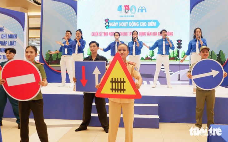 Tiết mục tuyên truyền về an toàn, xây dựng văn hóa giao thông tại ngày hội ở quận Bình Tân (TP.HCM) - Ảnh: K.ANH