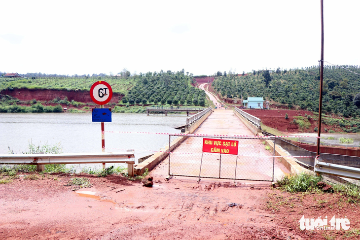 Hồ thủy lợi Đắk N'Ting (Đắk Glong, Đắk Nông) bị sạt trượt, phải cảnh báo cấm vào - Ảnh: H.T.