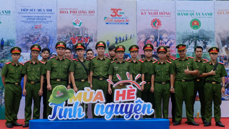 Các chiến sĩ tình nguyện của Đoàn Công an TP.HCM tại ngày hội - Ảnh: VŨ THỦY